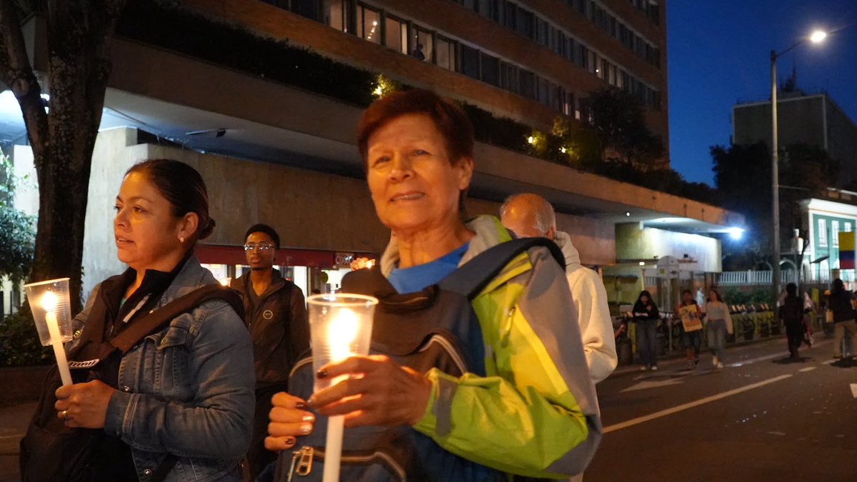 fecode's tweet photo. Hermosa marcha de luces, antorchas, alegría y contundencia, esta noche, convocada por la ADE en una unidad de docentes, comunidades, familias en apoyo a la continuidad de las reformas sociales y el plan de Gobierno que sí está con la educación pública y la profesión docente: Iván Cepeda y Aida Quilcué.