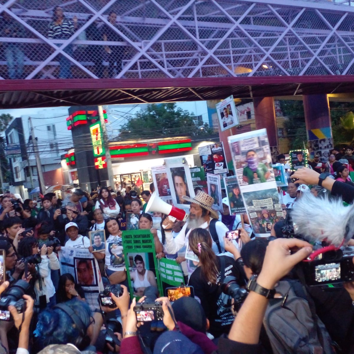 lavoladoraradio's tweet photo. #HastaEncontrarles | "Que lo sepa el mundo, México es campeón de desaparición" consignan familiares y colectivos de búsqueda de personas desaparecidas durante la marcha "Iluminemos la búsqueda: caminata por los desaparecidos" en #CdMX https://t.co/eGczn5ZY5l