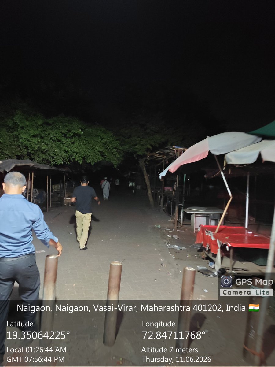 BarnwalShivam's tweet photo. @vvcmc_official street lights near Naigaon Railway Station East have been non-working for over a year in night. This area is isolated,with dense bushes on both sides of  road,making it dark- dangerous ,especially for women at night @prithvirajbp @snehadubepandit @kshitijhthakur https://t.co/61NT3TD0pq
