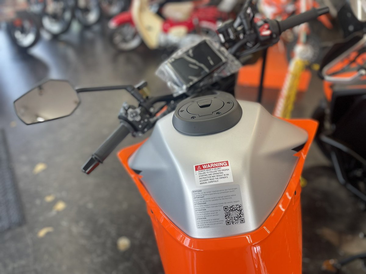 mfd_nagoya's tweet photo. こんにちは♪KTM名古屋です。
MFD決算セールが始まりました！

1290 SUPER DUKE  R EVO 2023モデル
中古車がラスト1台になりました。
メーカー保証もしっかり残ってて安心🙌
一度は乗ってみたいKTMブラックシップモデルであるスーパーデューク‼️
オーナーになってみませんか？ https://t.co/w2dA7HjBgq