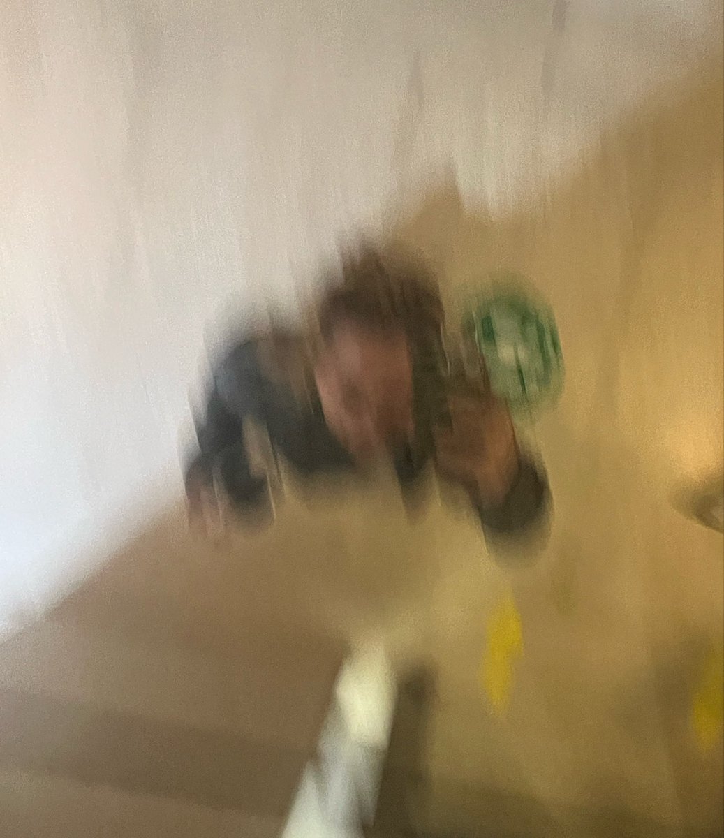 delirrop's tweet photo. Minicik ben tepe aynası görünce fotosunu çekmek istedi ve sonuç rönesans tablosu ahahahahs https://t.co/4b7llAw9YB