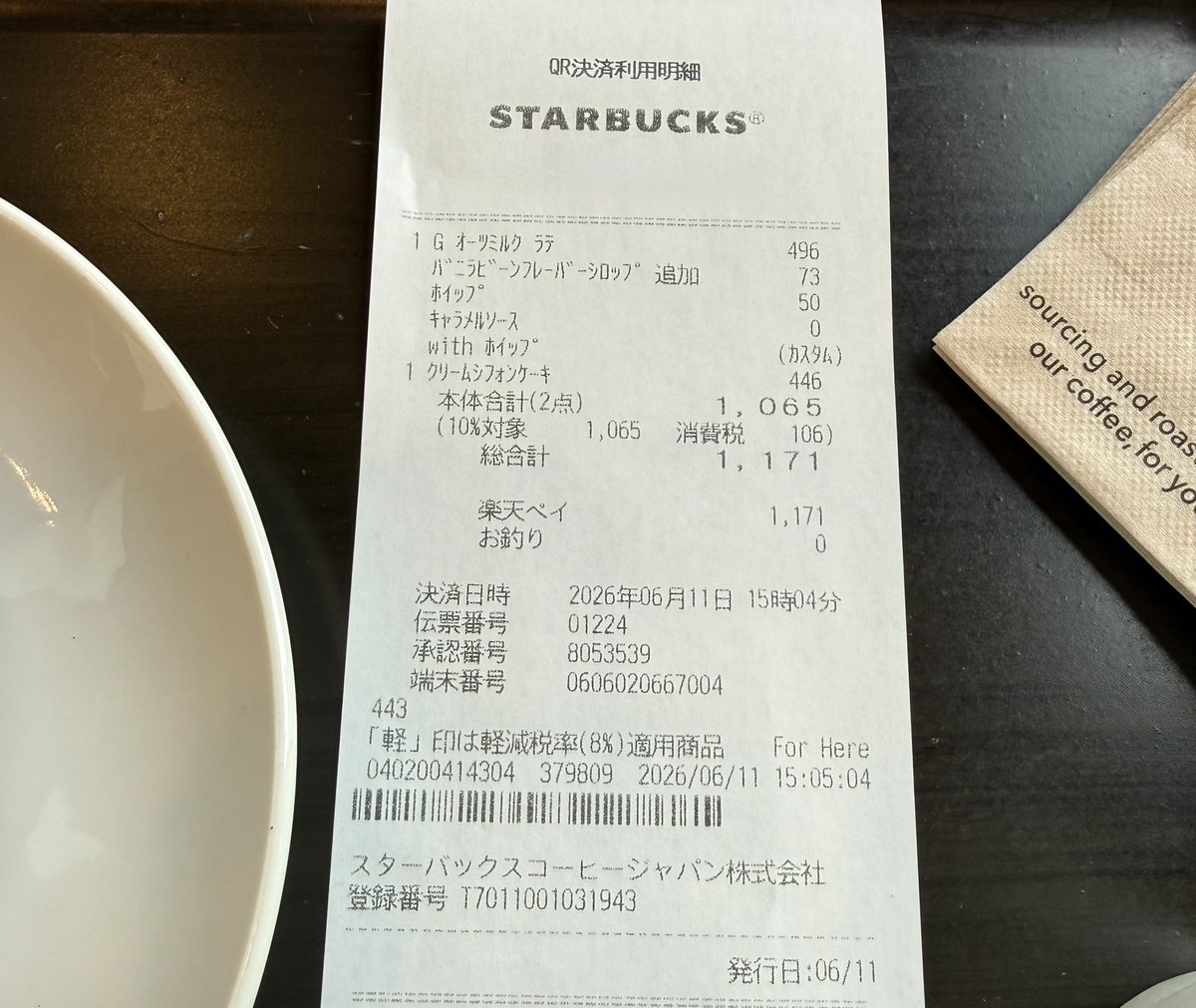 HASSAKUMASTER's tweet photo. スタバでオーツミルクラテとクリームシフォンケーキを頼んだ

ラテはカスタムにて、以下追加

バニラビーンフレーバーシロップ
ホイップ
キャラメルソース

オーツミルクの風味が結構効いててアッサリと飲みやすい

 #カフェ巡り
 #スタバ https://t.co/XAxm9NtEN1