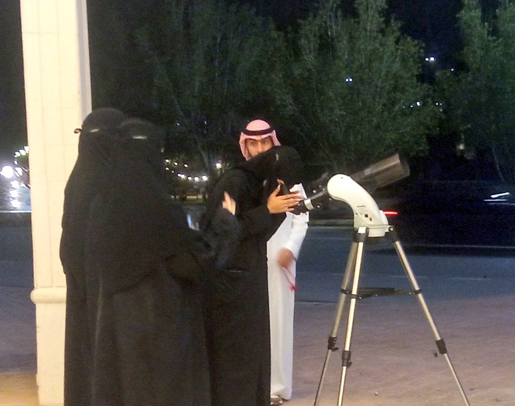 space2030n's tweet photo. من فعالية رصد اقتران كوكبي الزهرة والمشتري والتي أقامتها الجمعية أمام قاعة الأمير عبدالعزيز بن مساعد ضمن فقراتها في ملتقى بدنة السياحي في #عرعر 
#الحدود_الشمالية https://t.co/LbuckNpGKj