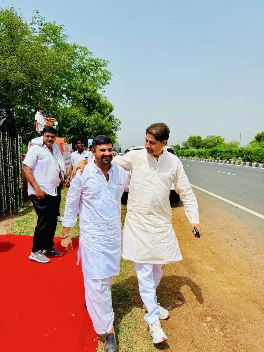 GauravSaranINC's tweet photo. 📍 भड़ाना (दौसा)

भड़ाना (दौसा) में भारत के पूर्व केंद्रीय मंत्री एवं किसान हितैषी जननेता स्वर्गीय राजेश पायलट जी की स्मृति पर पुष्प अर्पित कर श्रद्धांजलि अर्पित की।

उनका संघर्षपूर्ण जीवन, किसानों, युवाओं एवं आमजन के अधिकारों के लिए समर्पण सदैव प्रेरणास्रोत रहेगा।

आपका अपना
गौरव सारण
#राजेश_पायलट_अमर_रहे @SachinPilot