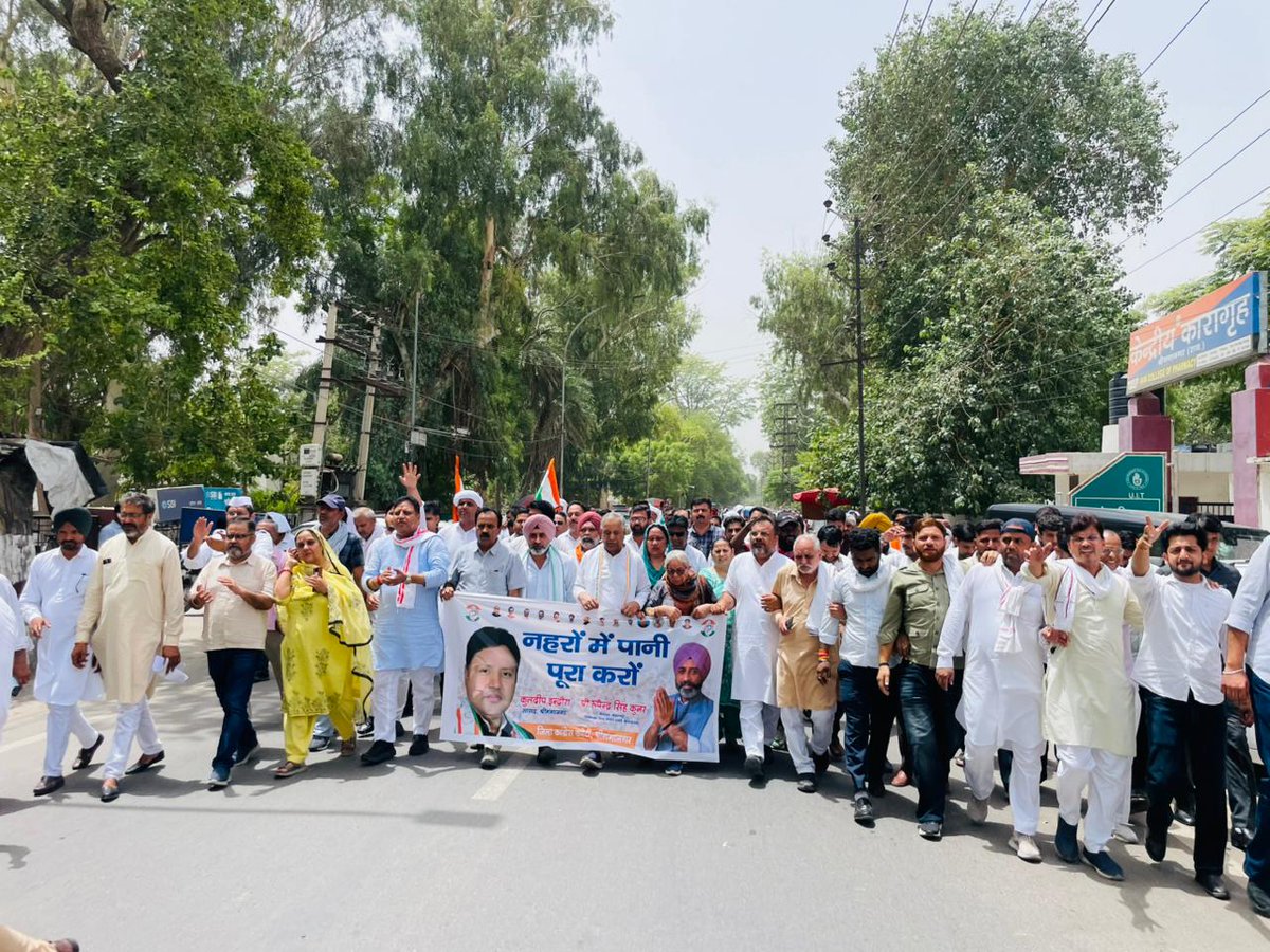KuldipIndoraINC's tweet photo. जिला कांग्रेस कमेटी श्रीगंगानगर द्वारा नहरों में की गई अघोषित जल कटौती के विरोध में जिला कलेक्टर महोदय को ज्ञापन सौंपकर विरोध प्रदर्शन किया गया।
इस अवसर पर जिला कांग्रेस कमेटी अध्यक्ष एवं विधायक रूपेंद्र सिंह कुन्नर, रायसिंहनगर विधायक सोहनलाल नायक, सांसद कुलदीप इंदौरा, पूर्व विधायक राजकुमार गौड़ सहित वरिष्ठ कांग्रेस कार्यकर्ताओं, किसान नेताओं एवं बड़ी संख्या में किसानों की गरिमामयी उपस्थिति रही।
क्षेत्र के किसानों की फसलों एवं सिंचाई आवश्यकताओं को ध्यान में रखते हुए नहरों में की गई जल कटौती को तत्काल समाप्त कर पर्याप्त सिंचाई पानी उपलब्ध करवाने की मांग की गई।
इस दौरान प्रशासन को चेतावनी दी गई कि यदि किसानों के हितों की अनदेखी करते हुए पानी की कटौती को शीघ्र नहीं रोका गया, तो कांग्रेस पार्टी एवं किसान संगठनों द्वारा किसानों के साथ मिलकर बड़ा जनआंदोलन किया जाएगा।
किसानों के हितों से जुड़े इस महत्वपूर्ण मुद्दे पर कांग्रेस पार्टी सदैव किसानों की आवाज़ बनकर उनके अधिकारों एवं समस्याओं के समाधान के लिए संघर्षरत है।
#श्रीगंगानगर #किसानहित #नहरीपानी #जलकटौती #Congress #KuldeepIndora #RupinderSinghKooner #SohanlalNayak #किसान_एकता #जनआंदोलन