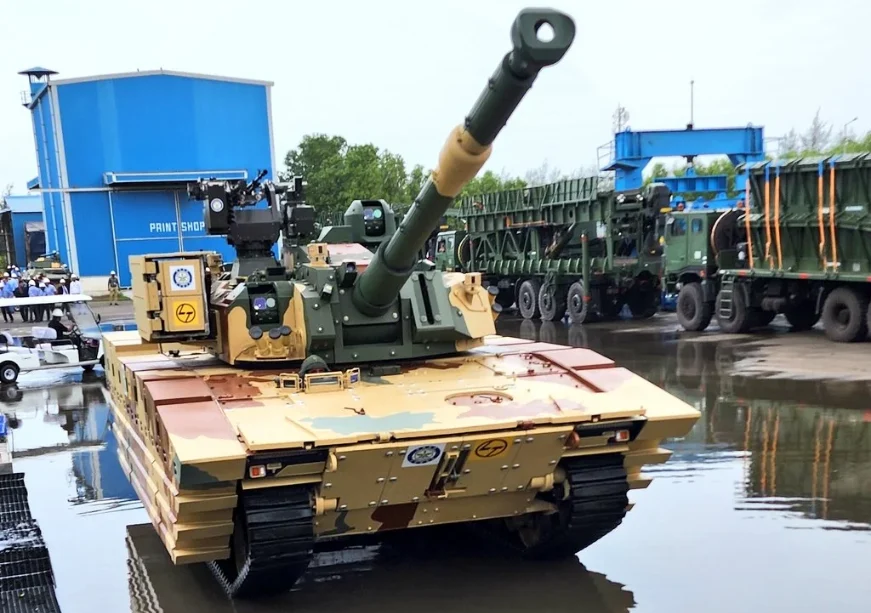 Tsukuyomi2170's tweet photo. What is this stupidity 
Zorawar weighs 25 tons and has a STANAG 4 Frontal and STANAG 2 side protection. 

However now Army wants a tank with only 25 tons to have STANAG 6 level of frontal armour without increasing the weight that too for mere order of 25 tons

Army will keep demanding these WunderWaffe requirements from Indian vendors while importing Irsaeli products with barebones capability fulfillment