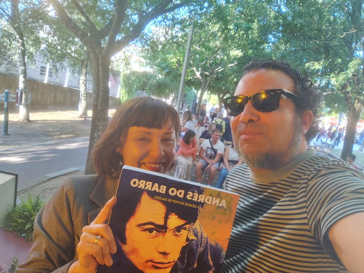 FernandoFRego's tweet photo. Que día máis fermoso o de onte na Cidade de Libro de Vilagarcía!

Primeira presentación de Andrés do Barro. A Xénese do Pop en Galego (Editorial Galaxia) rodeada de amigas.

Para logo falar de música con Miqui Puig e Sés.

@VilagarciaViva #CidadeDeLibro @EdGalaxia @Andres_DoBarro https://t.co/MLzuoQZrky