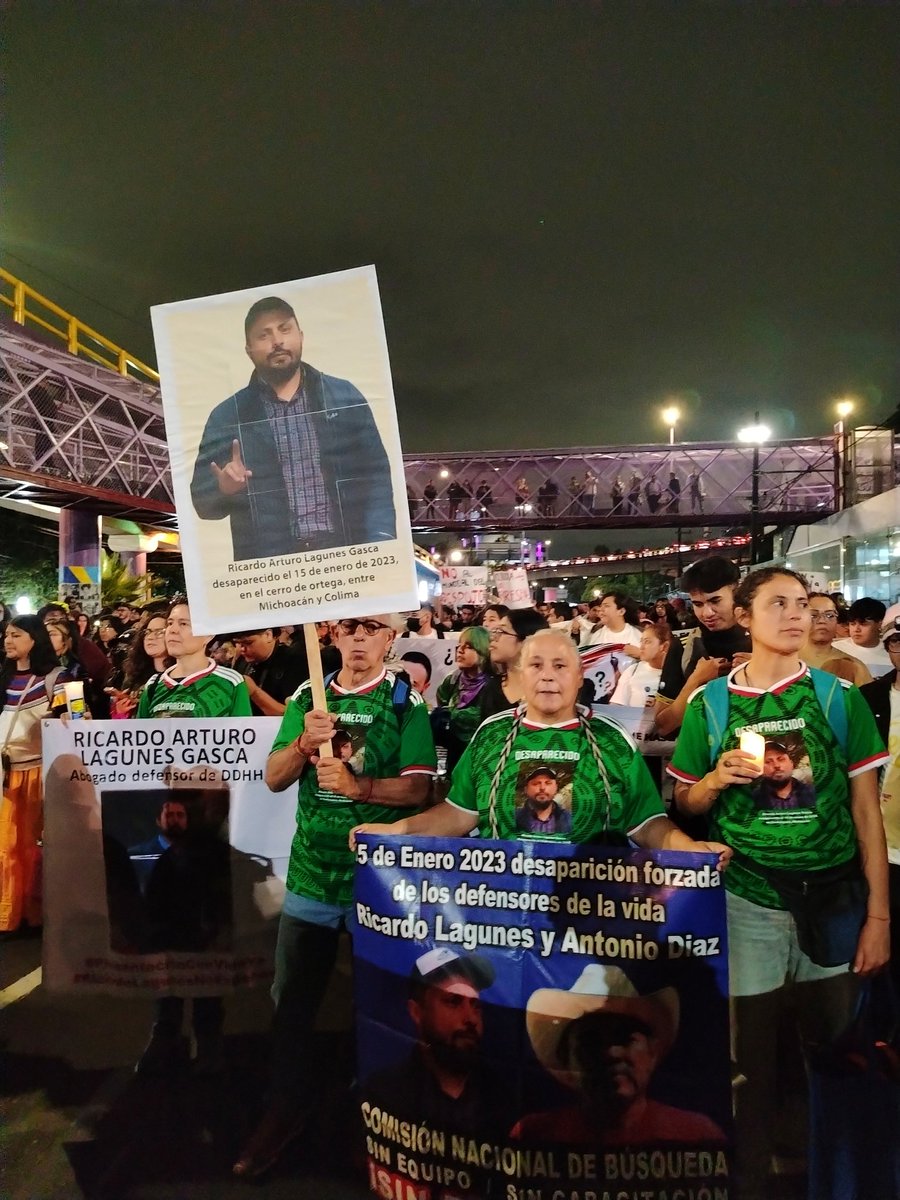 lopezjairoa's tweet photo. Difícil pensar en una marcha más pacifica y tal vez más sentida que la que convocan y realizan madres y familias buscadoras. La respuesta del gobierno de mandar cientos de policías a kilómetros de distancia del Azteca es ofensiva y violenta. La dignidad no se viste de gobierno. https://t.co/SO5L6p2JVX