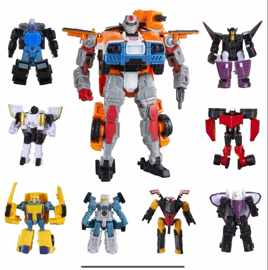 IaconOnDiscord's tweet photo. Fuck off Hasbro, I really wanted the Minicons for a long time and now I got to buy a complimentary Voyager figure which just jacks up the price and nothing else.

Also do gotta say that some of these minicons look off in their alt-modes. https://t.co/fe96G9ZzLV