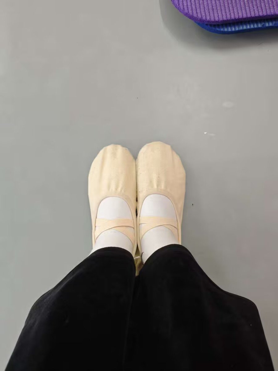 alexachapman97's tweet photo. 今天测评一位广东舞蹈生小姐姐的舞蹈鞋内裤和大袜
包装非常密封，大袜打开包装迎来的是一种运动之后的味道，脚尖部分是一种独特的酸味，味道偏重，内裤的味道适中，不会让让感到反胃是裆部独有的尿骚味，舞蹈鞋脚尖和脚后跟的味道会比较独特对比很鲜明是一种独有的香味和酸味，整体来说偏重口一点 https://t.co/Su1WgoJj5I