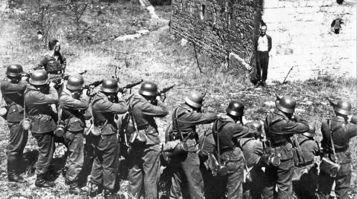 jimmellas's tweet photo. Let us not forget that it was only 82 years since the massacre at Distomo when Germans went door to door and massacred 218 Greek civilians. They bayoneted babies, stabbed pregnant women and beheaded the village priest during a brutal two-hour killing spree!
#Distomo #Greece #Germany