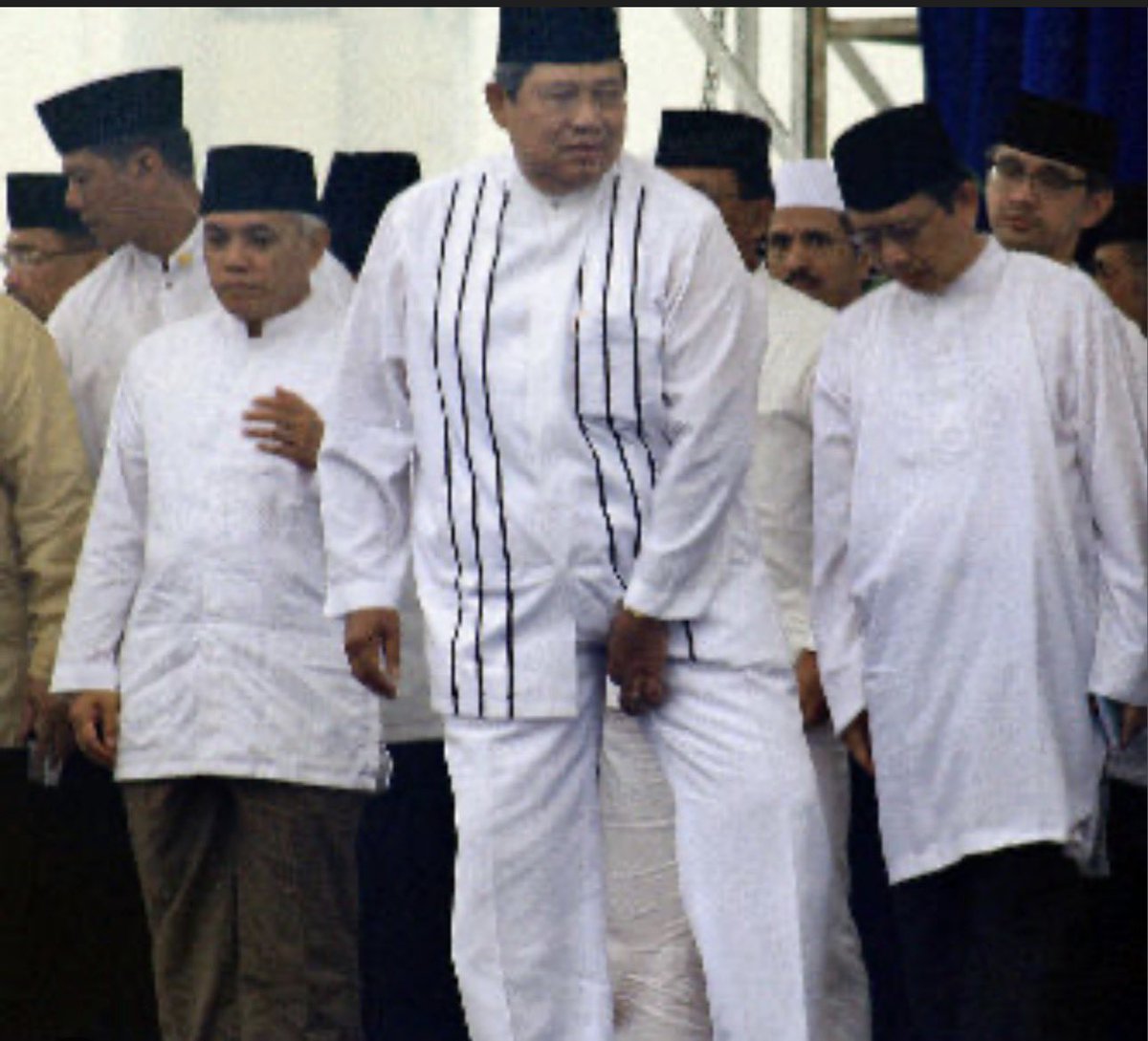 gurudokkan88's tweet photo. @hyangthanos Selain prestasi di atas, presiden skrg jg ga bisa kayak gini: https://t.co/lJHQ6AzNTF