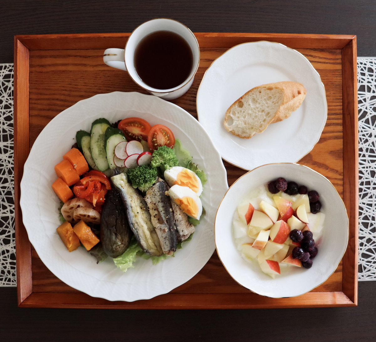 abb_gohan_'s tweet photo. #朝ごはん
・茄子とイワシのサラダ
・フルーツヨーグルト
・バゲット

最近は蒸しにんじんをよく食べている🥕
#おうちごはん
#食事記録 https://t.co/lPkpQQSxpY