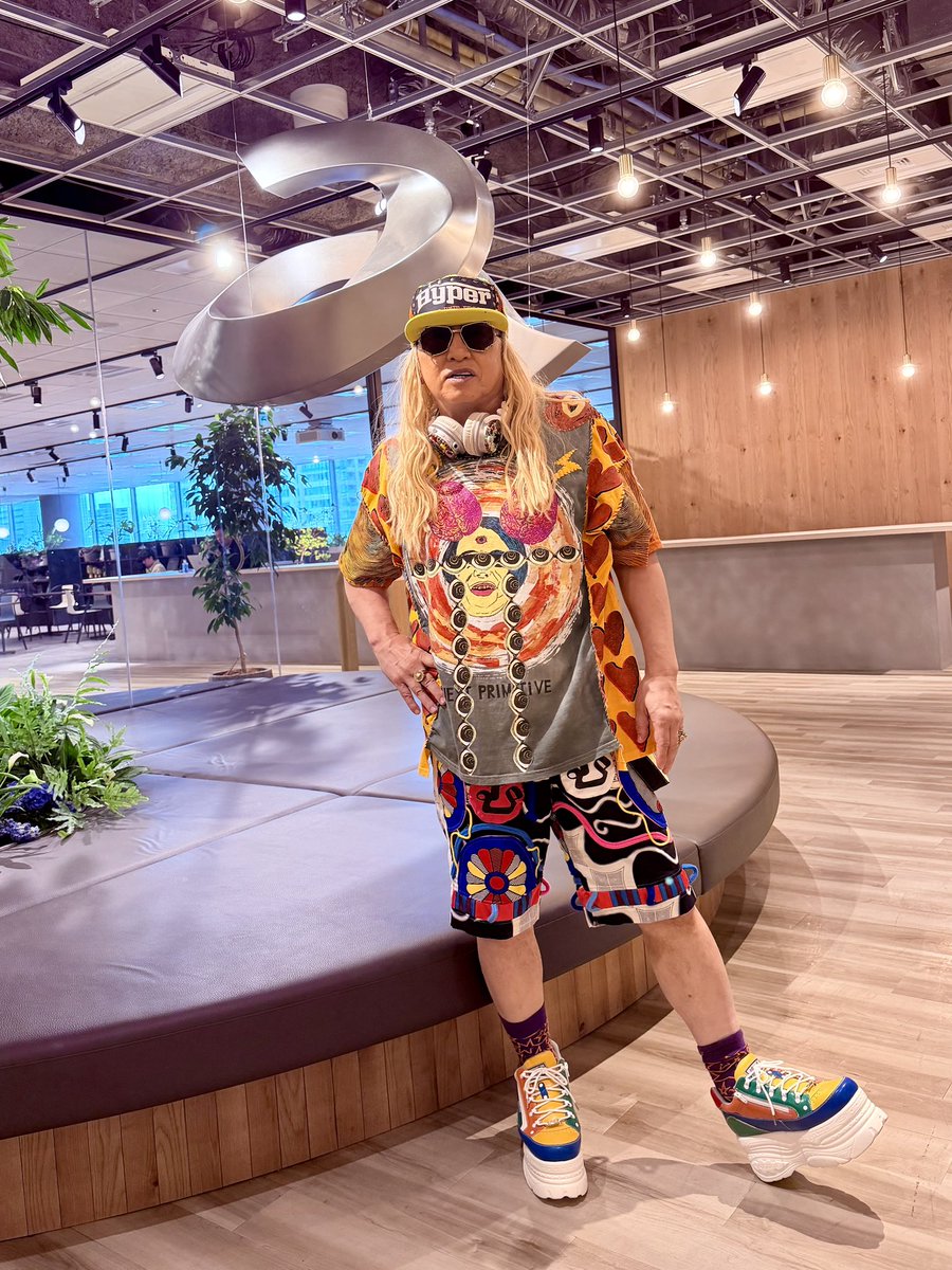 DJKOO_official's tweet photo. 夏コーデ出社 DO DANCE！！

僕がよく聞かれる質問第１位
「KOOさん、その服どこで売ってるんですか？」

答え : 高円寺 はやとちり です

#avex 
#コーディネートはKOOディネート 
#はやとちり 
#DJKOO https://t.co/9NuTgY72yB