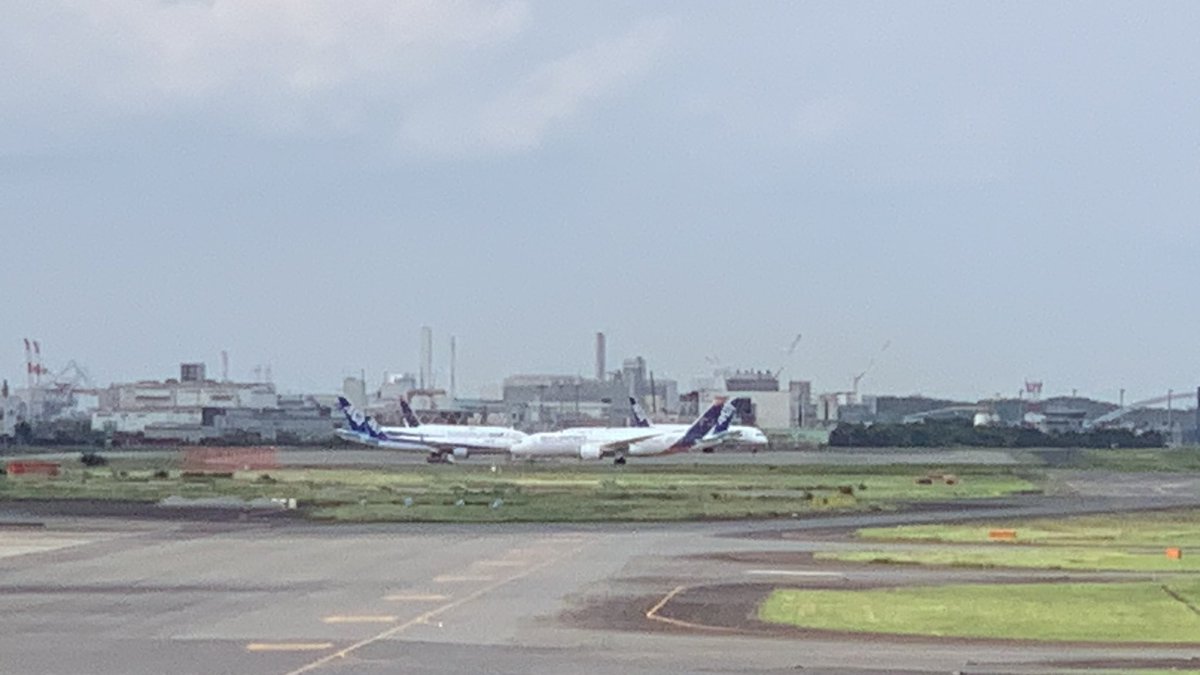 aky0926's tweet photo. 山手線感覚で離陸していくわー
フィンの🎅とAirJapanのJA801A がいる https://t.co/gobdXVVNLN