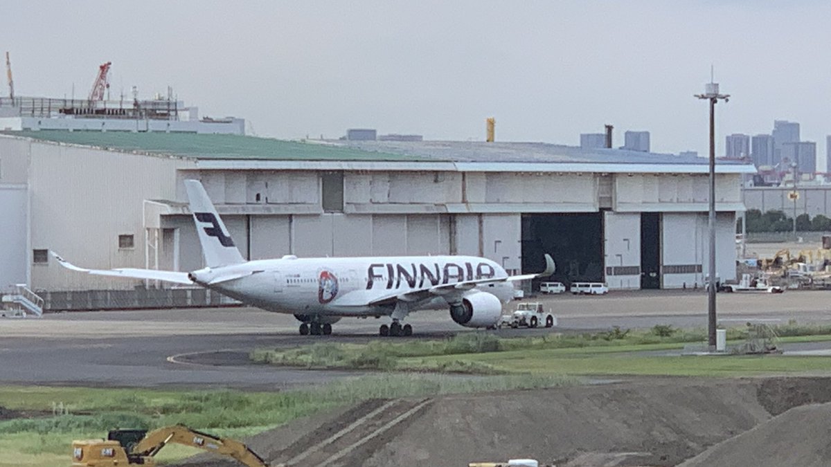 aky0926's tweet photo. 山手線感覚で離陸していくわー
フィンの🎅とAirJapanのJA801A がいる https://t.co/gobdXVVNLN