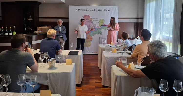 CRDO_Ribeiro's tweet photo. "La D.O. #Ribeiro recibe a una delegación de importadores internacionales". Los expertos, llegados de Alemania y Reino Unido, visitaron siete bodegas y conocieron los proyectos de otras seis, que se presentaron en cata rápida 👉 https://t.co/xA7lk8DYd6 https://t.co/Oj6ZilVQY4