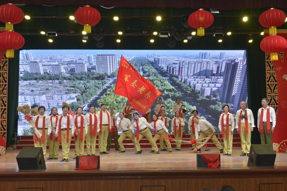 MARINACRILOVA's tweet photo. 今天脱口秀现场把观众席坐出了演唱会内场的感觉——前排大哥的笑声震得话筒都要跑，后排小姐姐笑到攥紧邻座闺蜜的手，主持人下台互动时，我在角落攥着手机数着笑声次数，感觉自己免费嗑了场活脱喜剧CP！， https://t.co/SspxpXd4wC