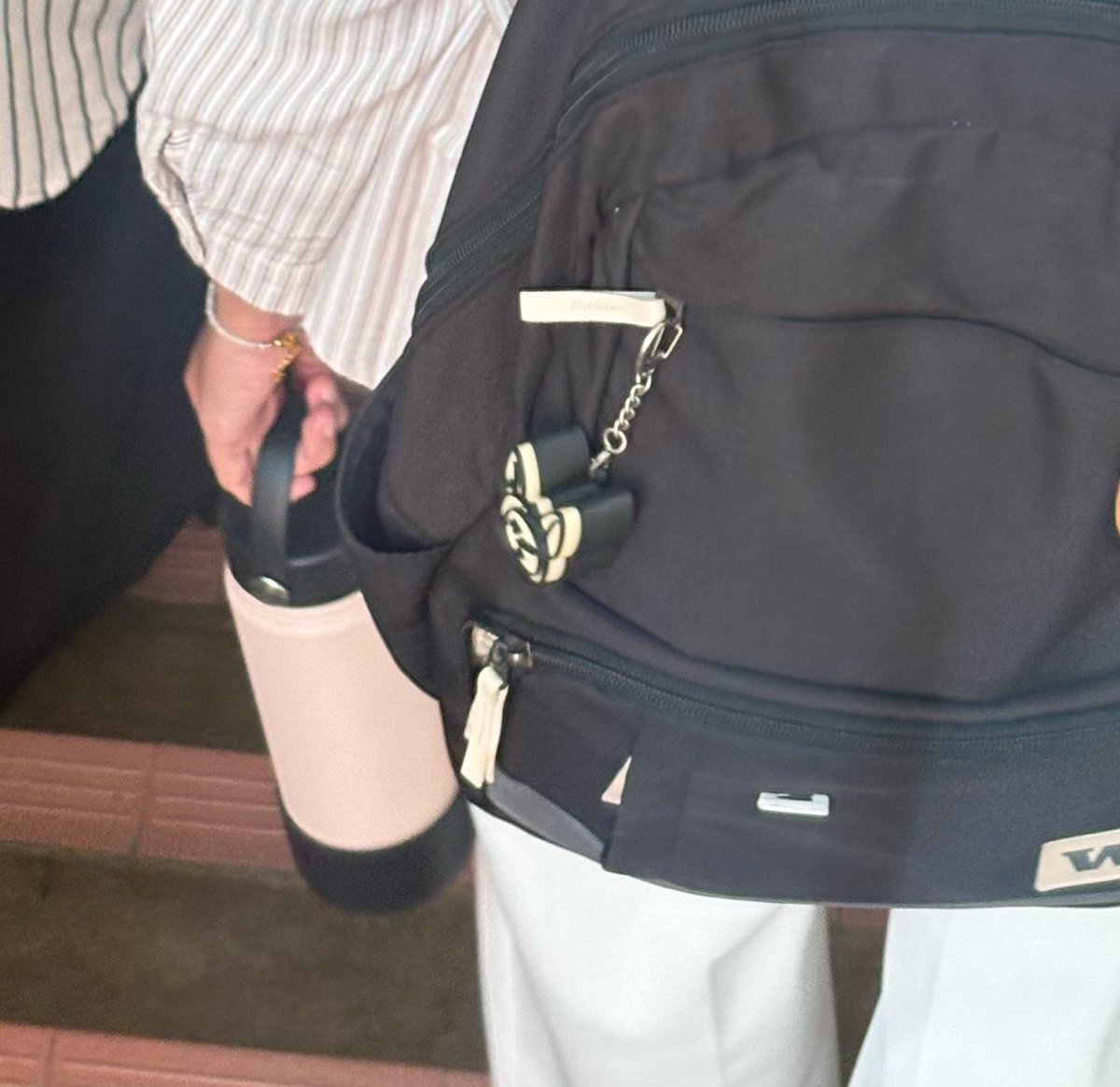 amazeingyu's tweet photo. AND I ACTUALLY FOUND ONE😭 SHE'S WEARING HWANGCHOON KEYRING ON HER BAG😭 so hey if you're this person, just want to say I really want to be your friend btw..... but my introvert ass didn't know what to do https://t.co/hiHhLw66lE