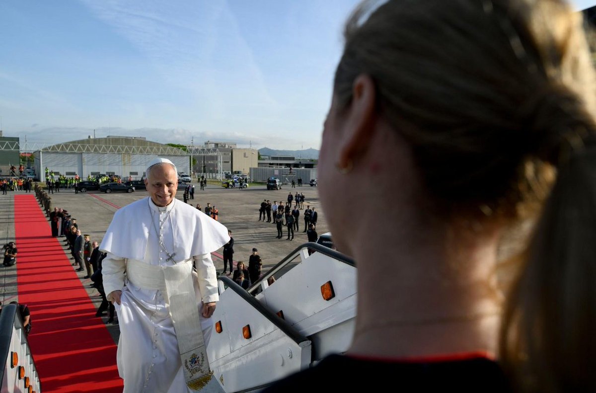 news_vaticano's tweet photo. El Papa León XIV rumbo a Las Palmas de Gran Canaria https://t.co/xtD2q7RB8E https://t.co/wRoSs9IvH1