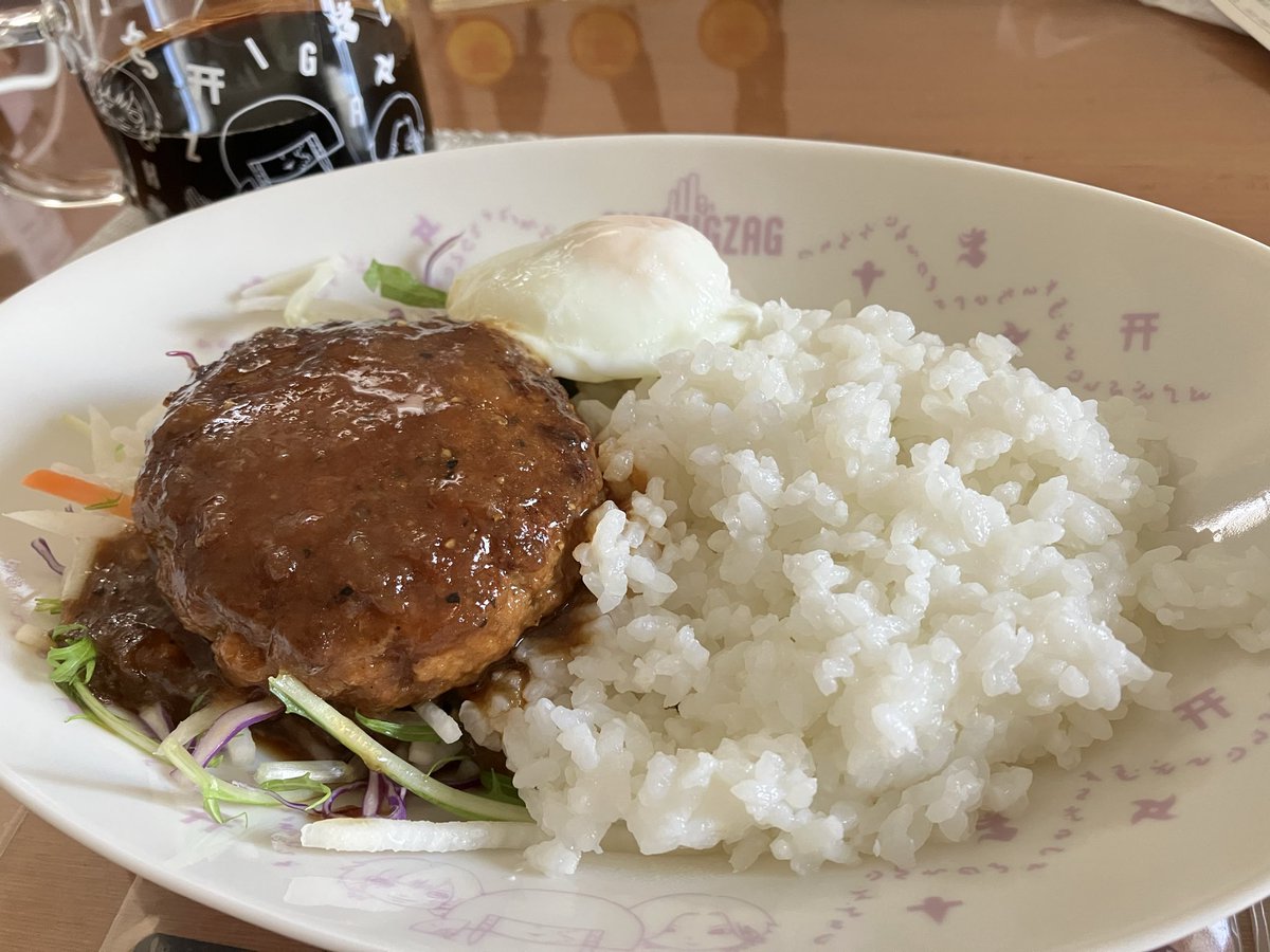 nuts7312's tweet photo. 歪んだ楕円がカフェみたいな器がかわいいだけの手抜きご飯
(朝ごはんか昼ごはんかわからない)
#ジグザグポップアップストア

どうでもいいけど先日のラジオで 朝が弱くて…と仰っていたけど、世間的にはそれは昼だったんじゃないかと思っている https://t.co/fLcfeYJvGH