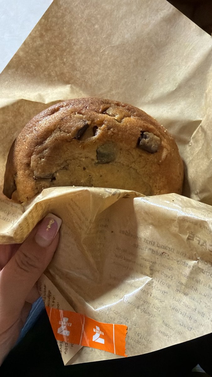 mica808's tweet photo. the cookies from 7-11 are lowkey a hidden gem 💎🤭 https://t.co/Ff7srYO2Ea