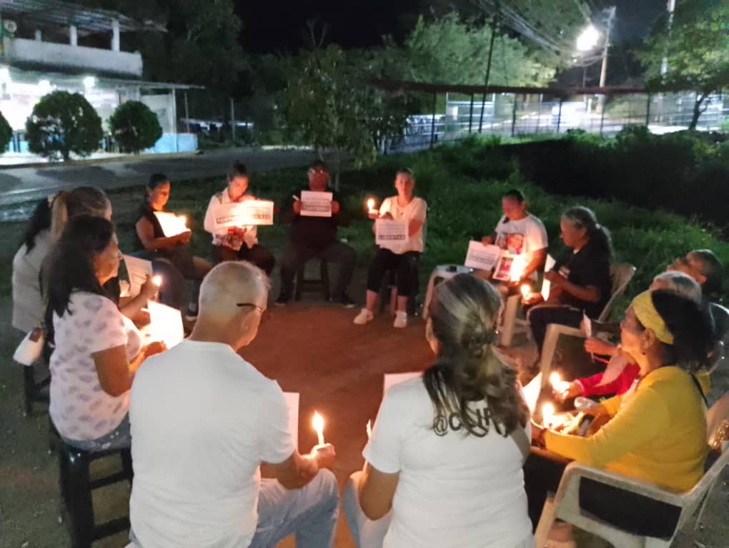 clippve's tweet photo. VIGILIA | Desde el #8Ene, El Rodeo I se ha convertido en un bastión de resistencia. Hoy #10Jun se cumplen 153 días ininterrumpidos de oración y clamor por la libertad de las y los presos políticos.
Los familiares no han cesado de exigir verdad, justicia, reparación y garantías de no repetición. Seguiremos orando y reclamando que se cumplan todas las excarcelaciones prometidas.
¡Libertad para todos los presos políticos!
#QueSeanTodos