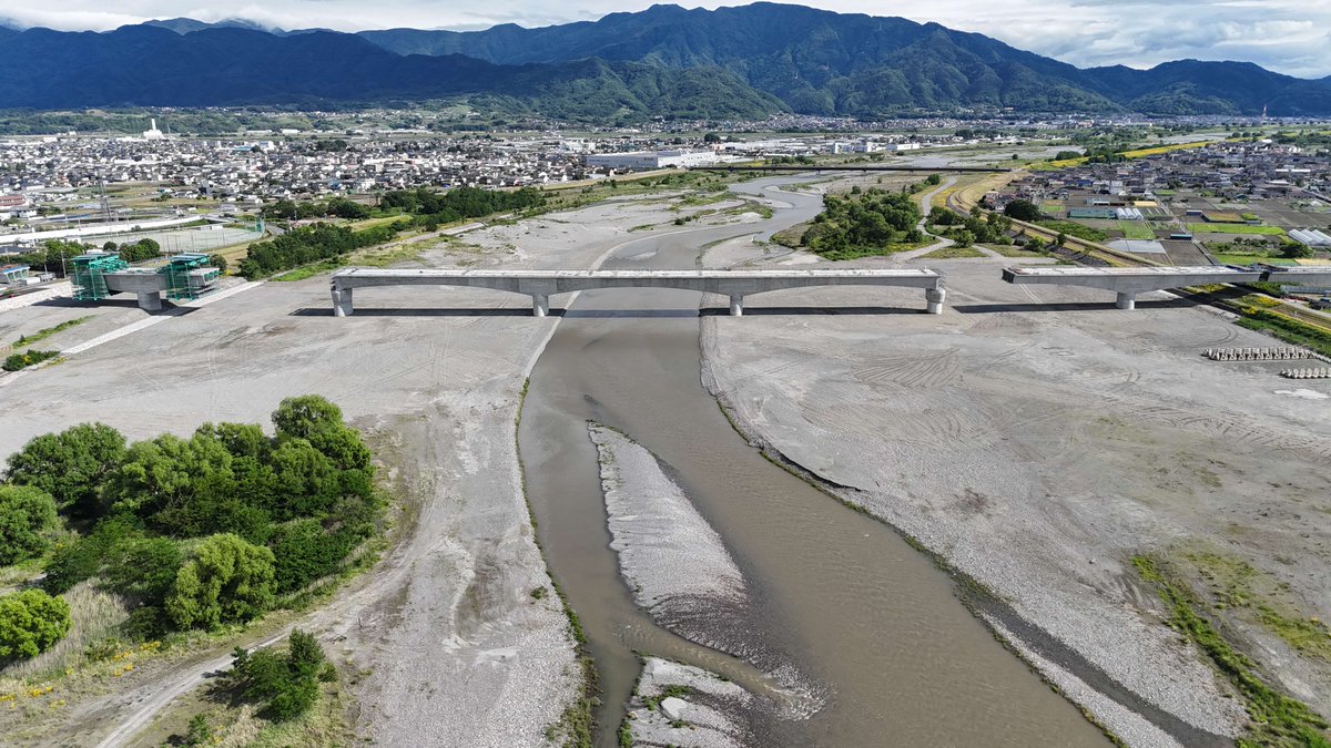 linear_jrc's tweet photo. 【釜無川橋りょう】

山梨県中央市・南アルプス市の間を走る釜無川に、全長750ｍを超えるリニア中央新幹線で最長となる橋りょうを建設しています。

釜無川橋りょうでの工事は、安全に配慮し、河川流量が比較的少ない期間（非出水期）に限って行っており、昨年11月から今年5月末の非出水期での施工で、河川内の橋りょう上部約240mがつながりました。

＃リニア中央新幹線　＃山梨東工事事務所
＃リニア工事の現場から

工事の進捗状況は当社HPでもお知らせしています。
https://t.co/RVPPPV11SH