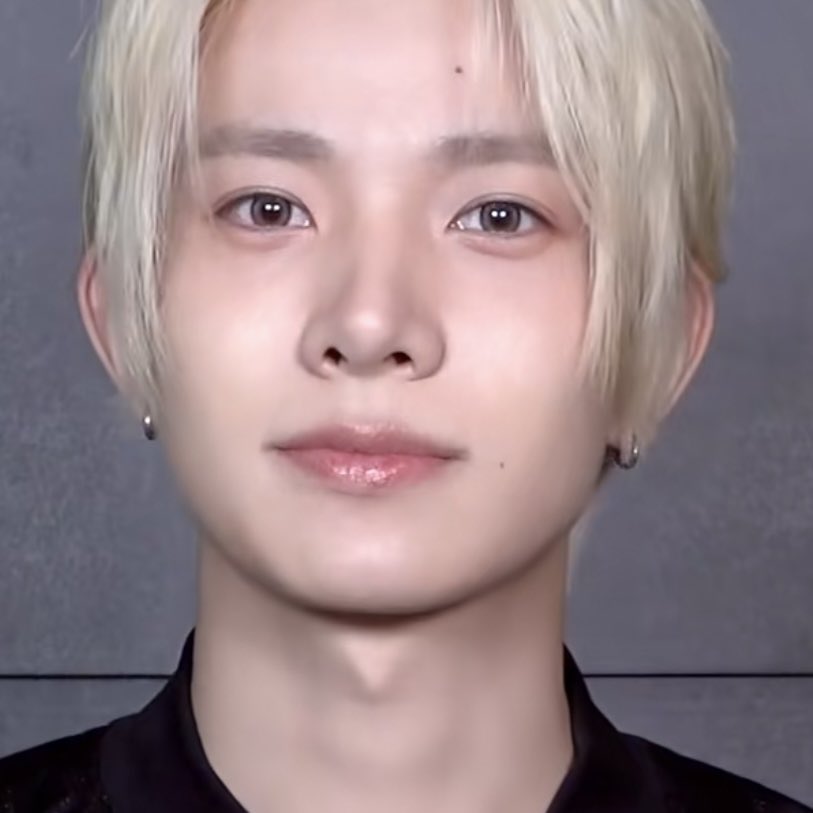 hsngpilled's tweet photo. heeseung’s makeup stylist KNOWS how to make him look like a princess 

the lips combo, eyebrows, subtle eye blush, everything is perfect. 

his forehead mole the cherry on top https://t.co/qqiRm44HhY