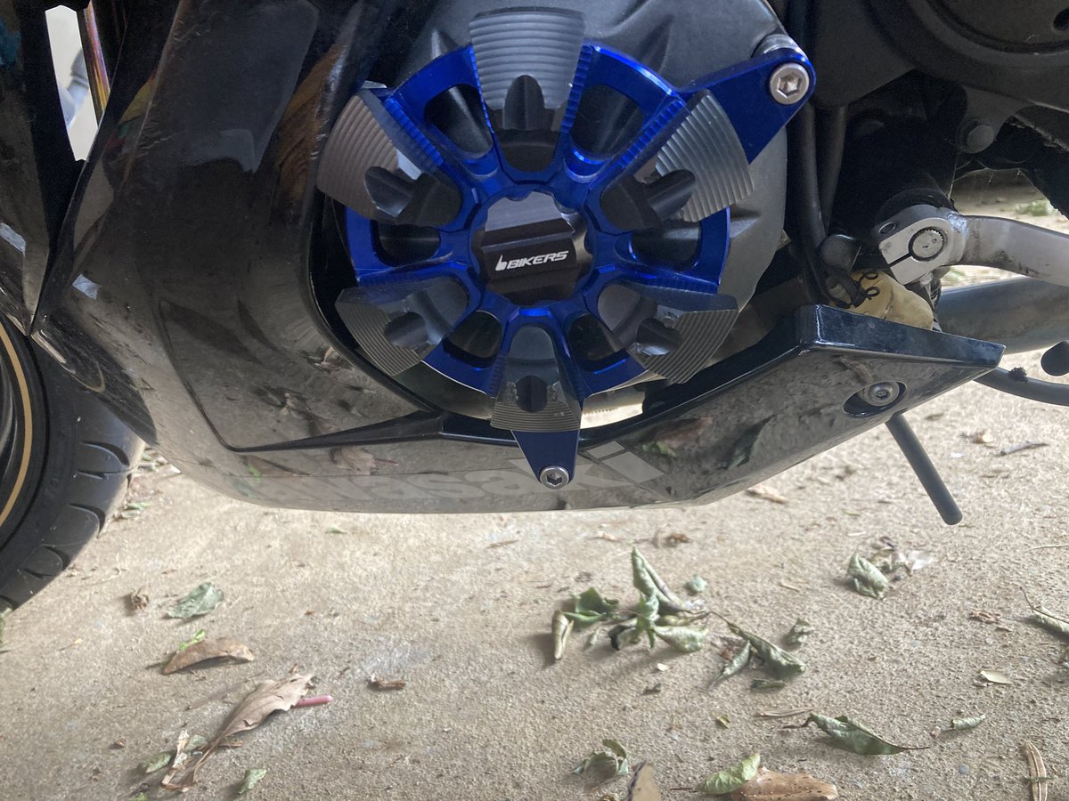 breloom3918's tweet photo. エンジンガード装着完了
左右ともスライダーとネジ位置が被って��付属のスペーサーかませられなくなってるからあとでショップでちょうど良いスペーサー探してくる
とりあえず俺のex400eはこれで一つの完成型だと思う https://t.co/1vStVtSSok