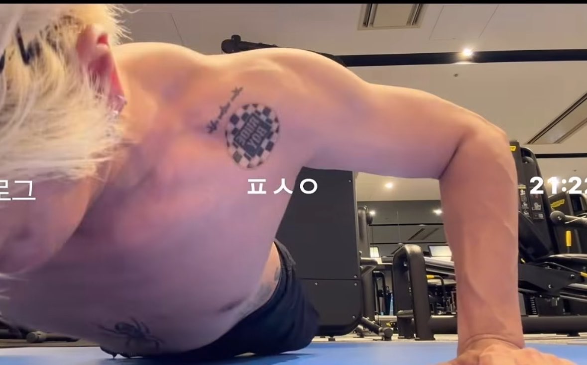 muglerse's tweet photo. we’re gonna see a wet version of this taeyong performing on stage….. 🫠 https://t.co/zkbti3jK50