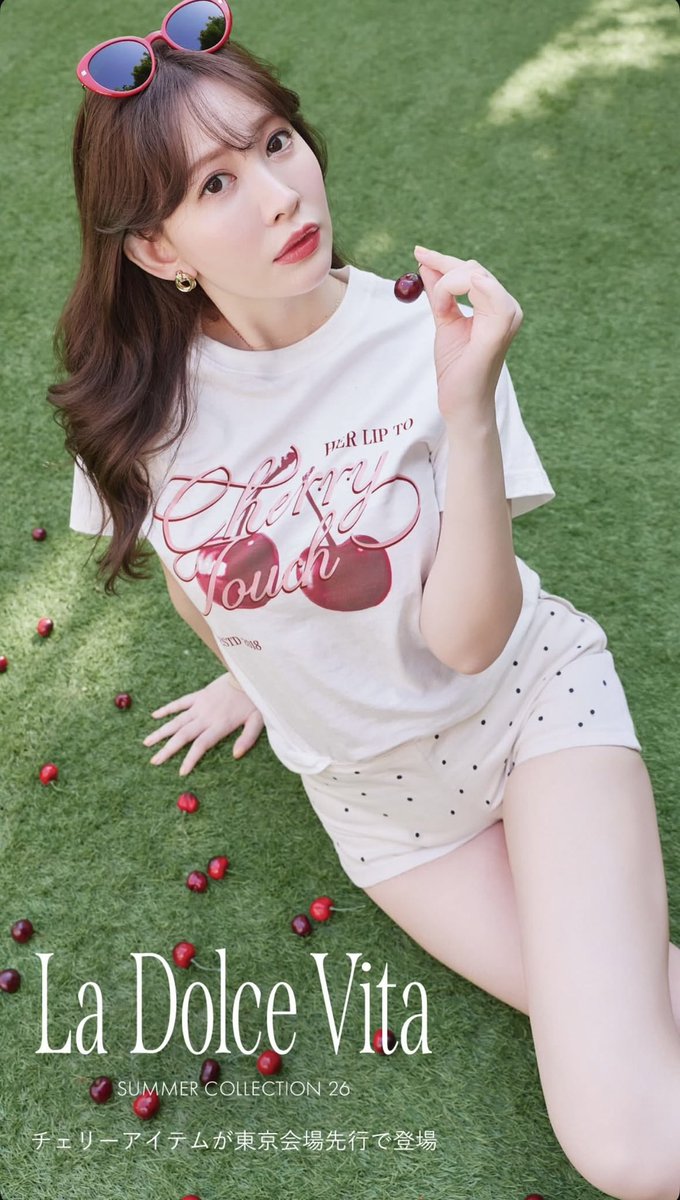 kurage___1230's tweet photo. 今年もチェリーT可愛すぎる🍒去年はピンク買ったけど今年のデザインはホワイト欲しい🥰社長が赤のドットスカートと合わせてるの可愛すぎる💘イベントはこれ以外にまだ欲しいの一つしかない🫢まだ見ぬ2ndに期待❣️#herlipto https://t.co/jbzAkwV6KP