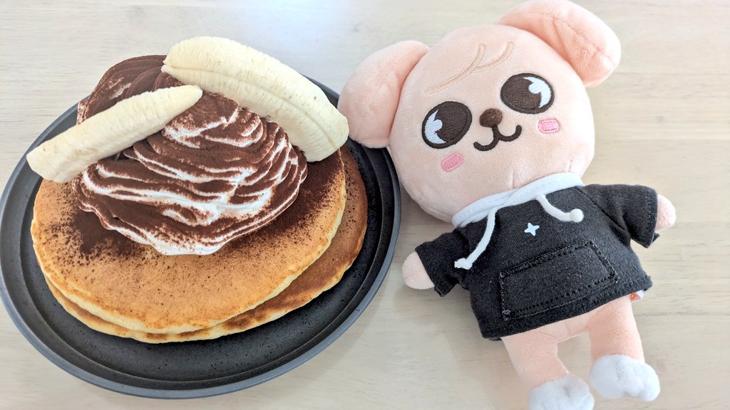 chacoverse_'s tweet photo. 9連勤終えたテンションで
ホットケーキ作り、可愛くできたのでは？と写真収め今この場で見ると
ただのホットケーキだった。
けど美味かった😋

パピさんにマルジェラかけたら 
全然香り落ちなくて、ちょっと困ってる https://t.co/jooR9NTggn