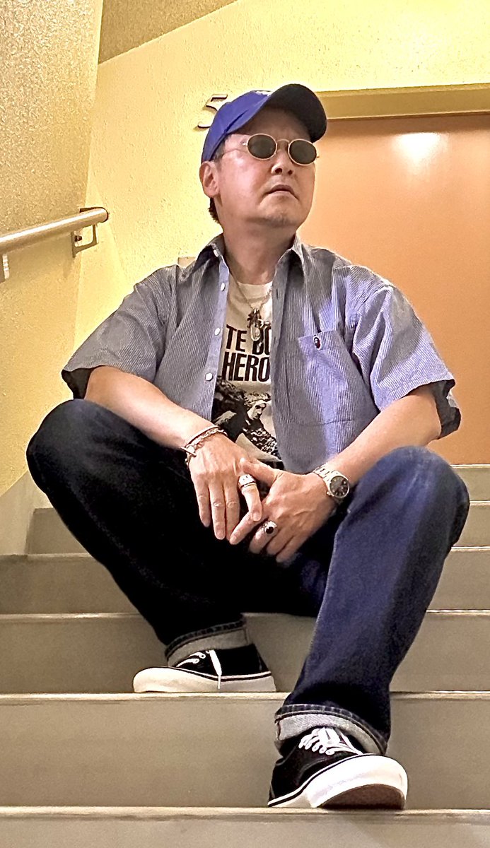 elephantiger48's tweet photo. 今日は西海岸ノリで
＃LAわかんないけどドジャースのキャップに🧢
＃懐かしいエイプのシャツ
＃スケボー出来ないけど
＃憧れのボーダー
＃ジェイアダムスの追悼T🛹
＃オーバーサイズの耳付きリジッドデニム
＃VANSのオーセンティック
＃バンダナは当然のジェイ柄です
＃見えない所で自己満のこだわり🤣 https://t.co/ZYgr6E5Zhx