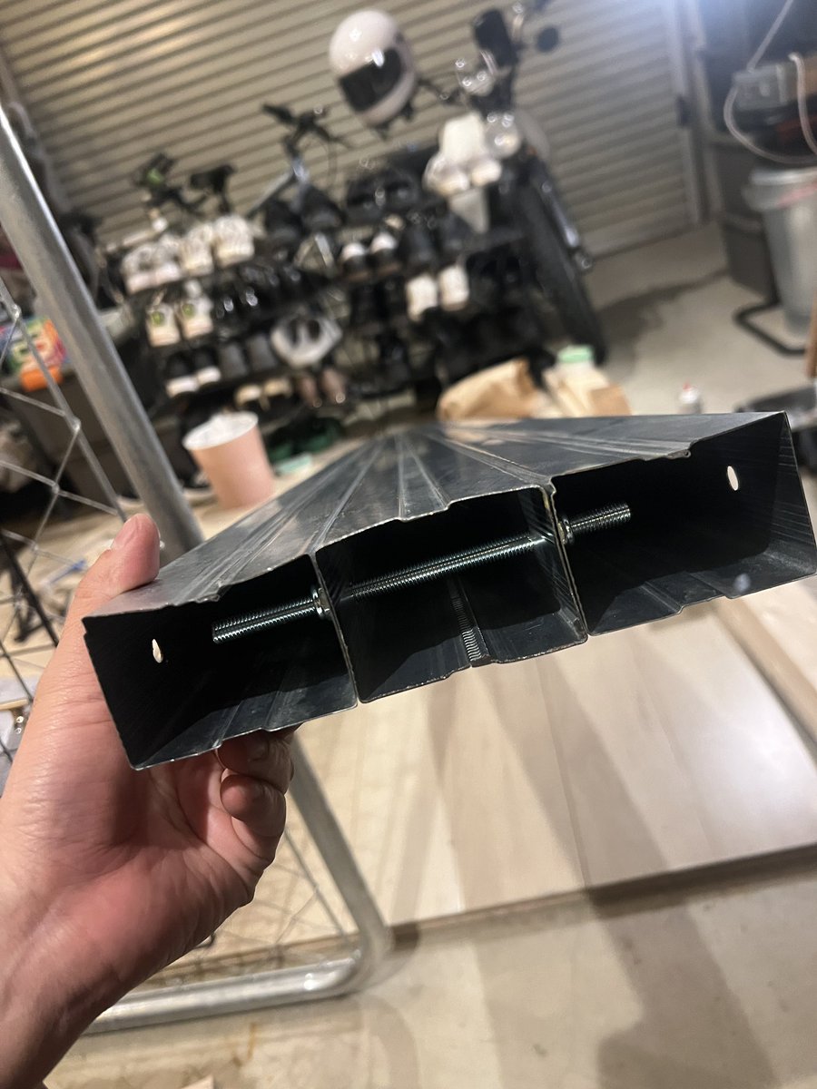 mile_193's tweet photo. 穴開けて、スタッドボルト通して緩み防止ナット締めてペット用マット天板に貼り付けて軽量鉄骨キャットウォーク完成〜 https://t.co/zeZNLFEhqi