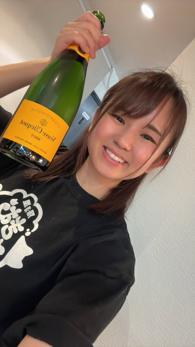 30asagohan's tweet photo. 本日6/11は何と本オープン当日からちょうど1周年の本当の周年当日🎊

って母からのお祝いLINEで気がついた笑

◀️1年前オープン当初の日本酒メニューと私
今の日本酒メニューと私▶️

どちらも成長したね〜( ˘ω˘ )（太った）

改めて1周年迎えられて嬉しいです🌸
今後も居酒屋きむちゃんをお願いします🙇‍♀️ https://t.co/JADPBDRJK9
