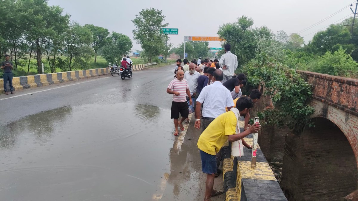 DHARMENDRA55819's tweet photo. बस्ती सिद्धार्थनगर जिले की सीमा पर रूधौली थाना क्षेत्र में फिर मिली लाश हत्या की आशंका। घंटों बाद पहुंची पुलिस।
@112UttarPradesh 
@bastipolice 
@dgpup 
@digbasti 
@dmbas_ 
@AdgGkr 
@CMOfficeUP 
@homeupgov https://t.co/b4Uw01oJMy