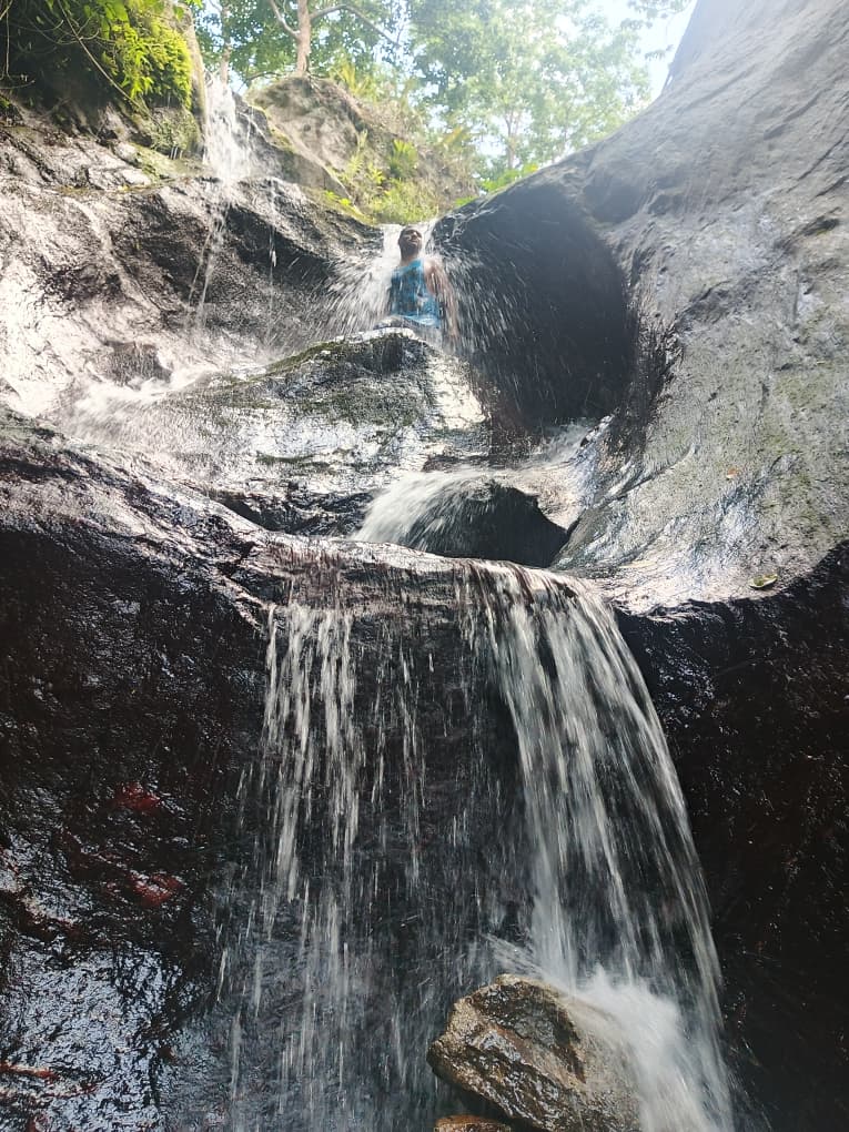 ascaniado's tweet photo. TERCERA PARTE Doctor Knoche.
Mucha agua para el calor caribeño.

Me di una matada cuando iba bajando, pero la foto en la cascada me quedó genial 🤣💪🏾. https://t.co/nLEqpzI8mM