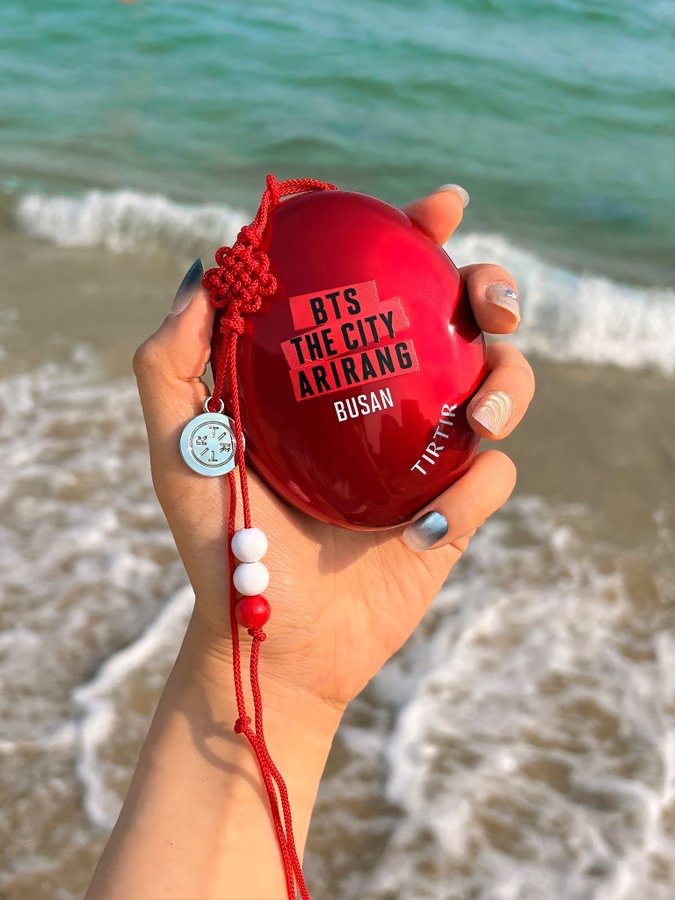 vgexpress_korea's tweet photo. 📢 TIRTIR × #BTS THE CITY BUSAN

 💖TIRTIR × #BTS Iconic Red Duo Set
( Red Cushion Foundation + Tinted Lip Oil +Norigae )
➢ 46,000 KRW

https://t.co/j30HrOYY03

📅 Sequential Shipping Starts from June 19

🌏 Worldwide air & sea shipping available
🇵🇭 Philippines door-to-door delivery service
📦 Korean warehouse storage & Korean address
🛒 Proxy buying & checkout service
📸 Unboxing & repackaging photo updates
💸 No proxy-buying fee
✨ Fast, reliable service at a reasonable price

BTS ARMY BTS THE CITY BUSAN BTS Merch BTS Collection BTS Concert BTS World Tour RM Jin SUGA j-hope Jimin V Jung Kook Jungkook TIRTIR KBeauty Korean Beauty Cushion Foundation Lip Oil Group Order GO Photocard Collectors Korea Proxy Buying