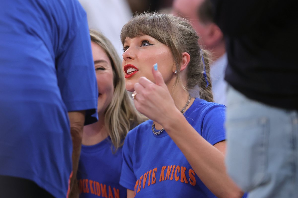 4k_taylorr's tweet photo. Taylor Swift at the San Antonio Spurs vs New York Knicks game https://t.co/0DpvjTyHFn