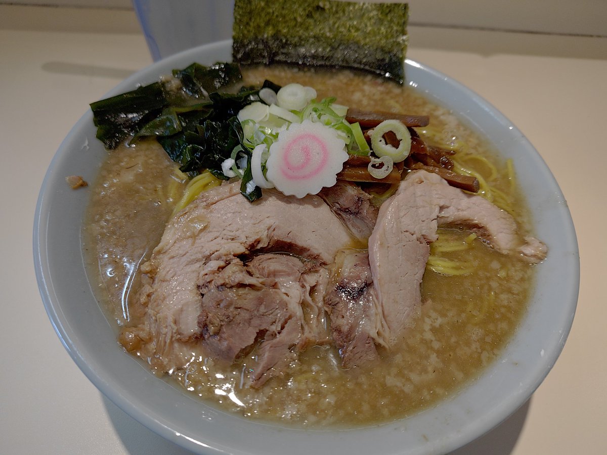 BOSS36R's tweet photo. 自家製麺 二丁目ラーメン  @ 橋本

背脂煮干しらーめん
　　　　　　（中盛 300g）

煮干しの効いた醤油強めの濃厚スープには、背脂がたっぷり。コシのある黄色い細縮れ麺との相性もバッチリです。肉厚のホロホロチャーシューやワカメ等の個性的なトッピングも含めて、パンチの効いた美味しさでした。 https://t.co/RWqnNuUJpb