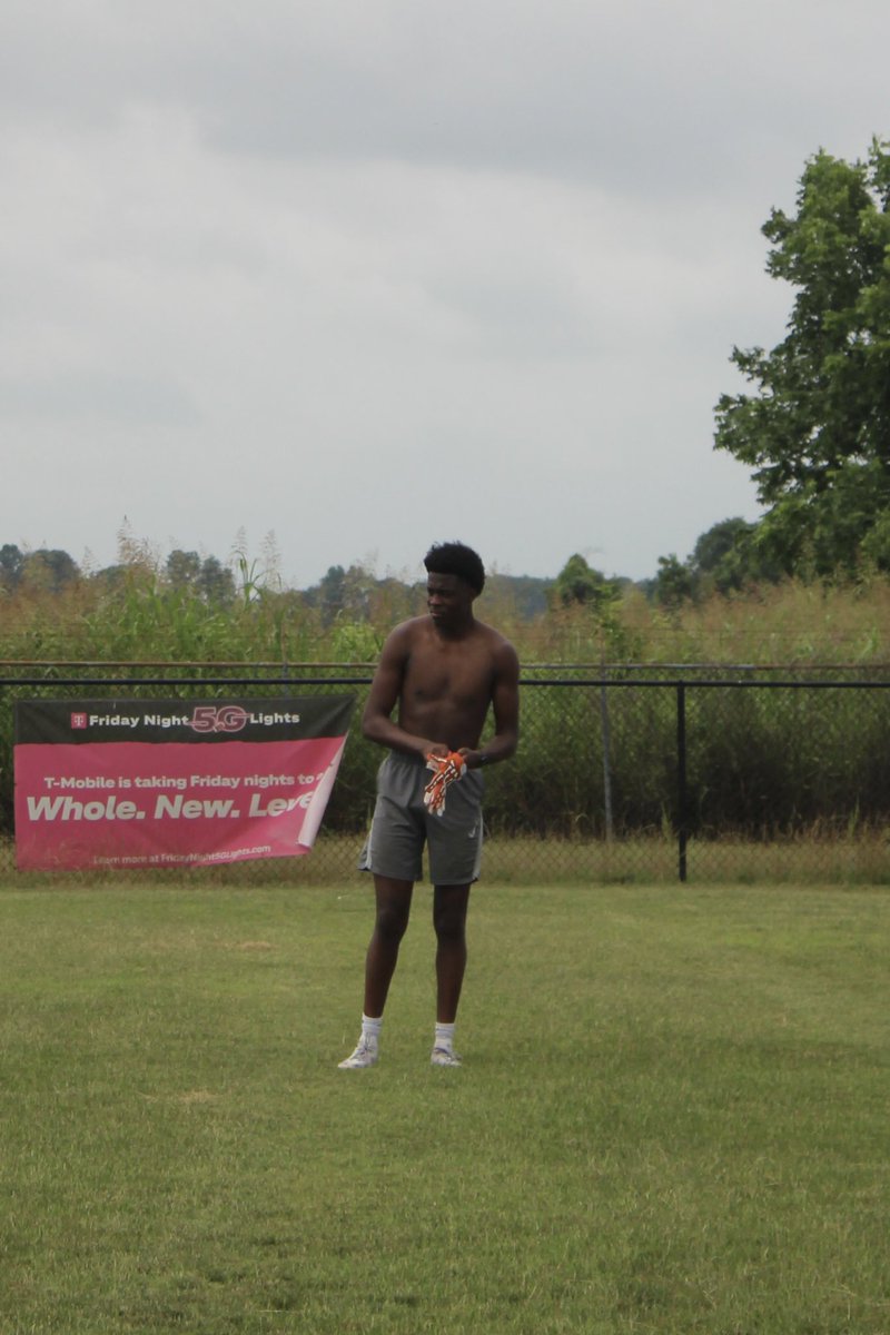 tylergrayer15's tweet photo. @CoachTCreamer Tyler Grayer
Film: https://t.co/1QAcFmMQvG
Thank you, and I look forward to hearing from you.
pos: WR/DB
class: 2027
ht: 6'5
wt: 208
40x:4.6
 school: Northside High School
GPA: 3.6
Twitter:tylergrayer15
City/State: Shelby, Ms
Offers: 2
 Phone: 6624021761 https://t.co/1aWNbMMzRw