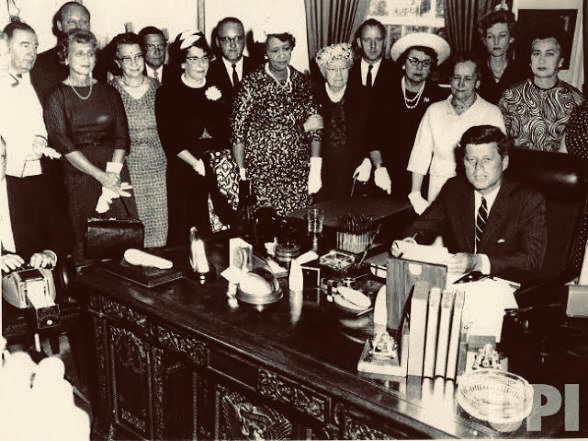 TammiMinoski's tweet photo. #OTD 1963: President John F. Kennedy signed the #EqualPayAct of 1963 into law, an amendment to the Fair Labor Standards Act that mandated men and women receive equal pay for equal work. https://t.co/eEkEa4W3HD #USHistory https://t.co/dZD3awtooZ