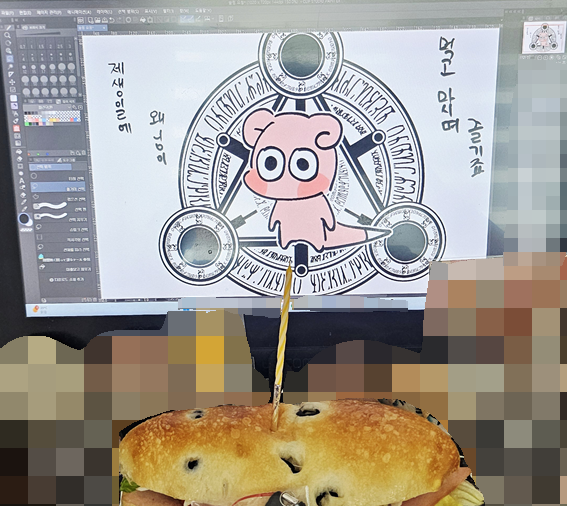 제 생일입니다.
(생일 당사자를 소환하려는 지인의 현장 모습) 