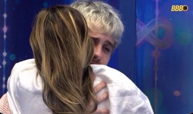 tuitslaura's tweet photo. e eu me encantaria por essa amizade de 
novo, do início e por mais três meses.🤍

 HAPPY BDAY JULIANO https://t.co/o9puLsOHXE