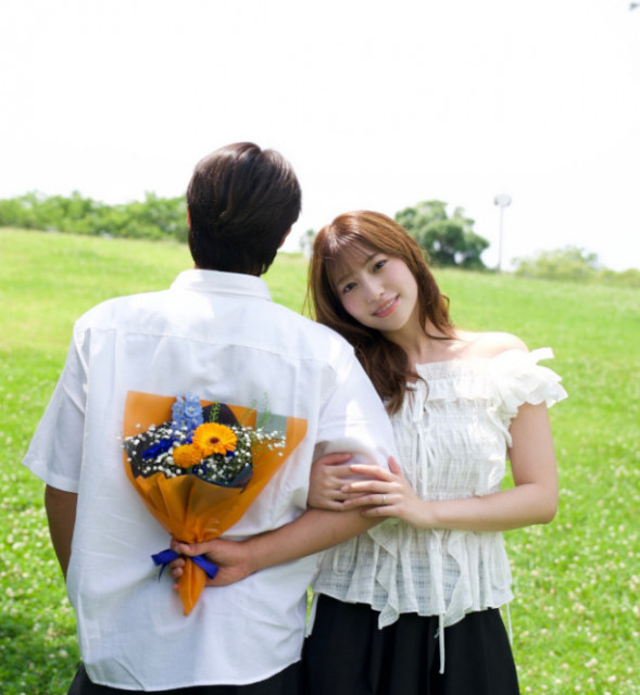 livedoornews's tweet photo. 【祝】元HKT48・山下エミリーが結婚発表、お相手はV・ファーレン長崎の岩崎悠人
https://t.co/8qptfKIzyt

山下は自身のSNSに岩崎との2ショット写真をアップし、「この度、私たち岩崎悠人と山下エミリーは結婚いたしましたことをご報告申し上げます」と伝えた。 https://t.co/CLtypLzgEA