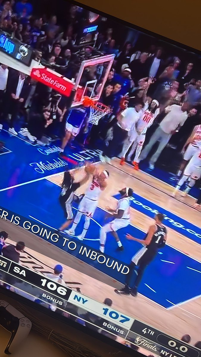 amaperaza's tweet photo. Solo falta la mente fría y enfocada para hacer un cambio grande. 
Los @nyknicks perdieron todo el partido 3 de la #nbafinals y faltando 1 minuto pasaron por 1 y al final ganaron.
No necesitas hacer grandes cosas muy importantes algo pequeñito puede darte la victoria https://t.co/JJxN2nWQVA