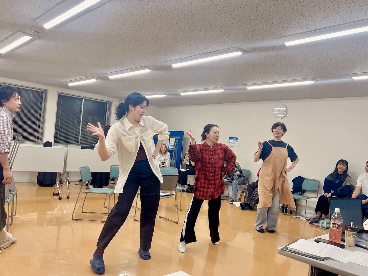ZC6bj's tweet photo. 6月17日〜20日、出演します
「母母父父と笑いなさい」（ハハハハフフと読みます）
昨日は通し稽古でした！
本番まであと6日。
素敵な舞台をお届けできるように頑張ります。
私はBチームの出演となります。よろしくお願い致します。 https://t.co/7LT3O9hxYt