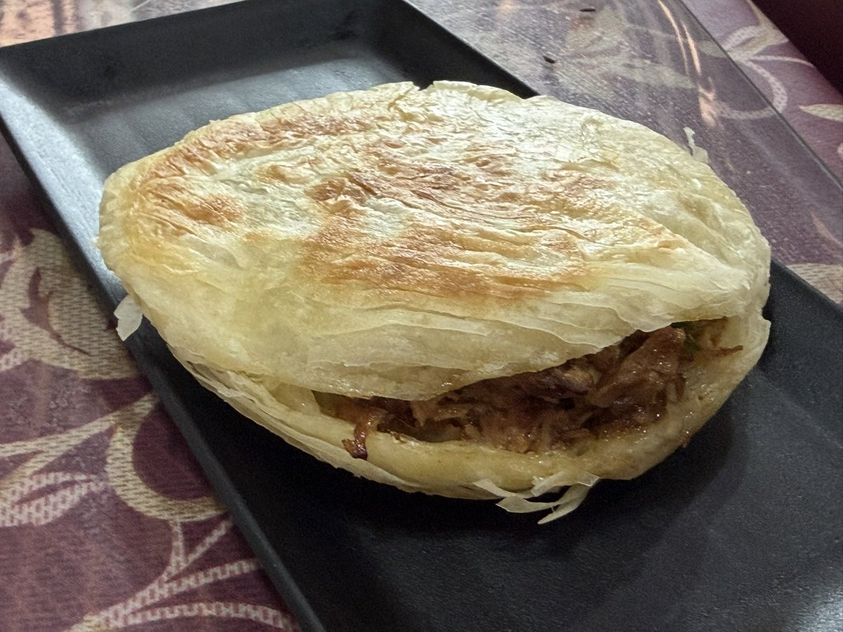 ohsamu's tweet photo. 蕨駅近くの団地1階に入っている雨宝斋で朝食。NHK首都圏ニュースで知って行ってみた。
竹の塚では続かない早餐の店だけど、団地レベルで住人がいれば、こんなに美味しい店が成り立つのね。9種類の拌菜を盛ってもらった皿、豆腐脳、肉夾饃 https://t.co/1PWiEpOuQ1