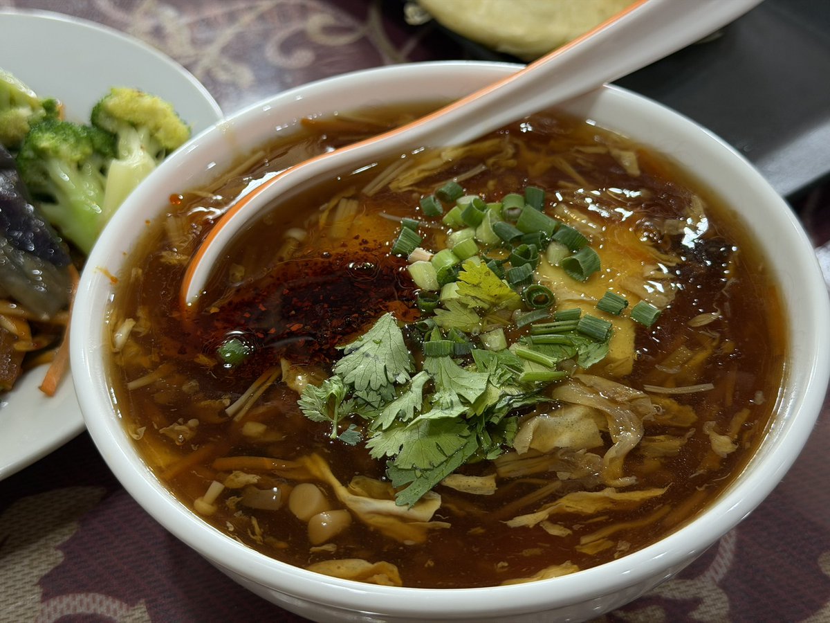 ohsamu's tweet photo. 蕨駅近くの団地1階に入っている雨宝斋で朝食。NHK首都圏ニュースで知って行ってみた。
竹の塚では続かない早餐の店だけど、団地レベルで住人がいれば、こんなに美味しい店が成り立つのね。9種類の拌菜を盛ってもらった皿、豆腐脳、肉夾饃 https://t.co/1PWiEpOuQ1